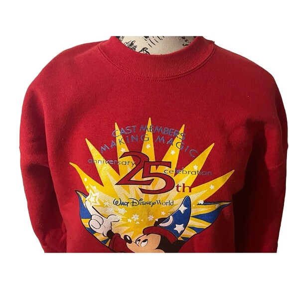 Vintage Walt Disney World Cast Members Making Magic 25th Anniversary Red Large - Picture 14 of 16